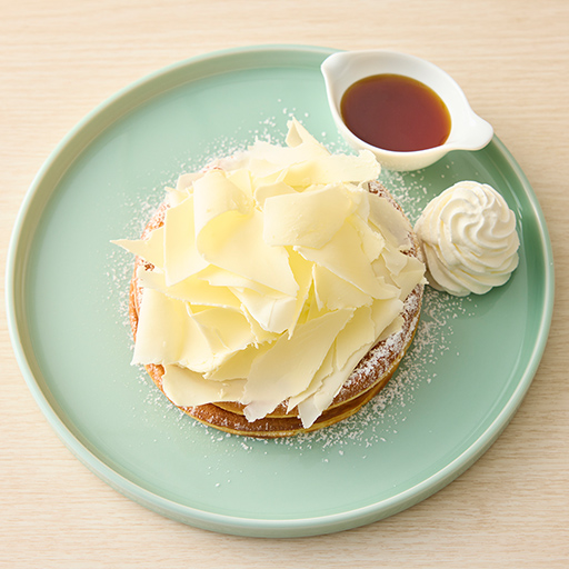 よつ葉のふんわりけずりバターパンケーキ　てん菜糖蜜添え