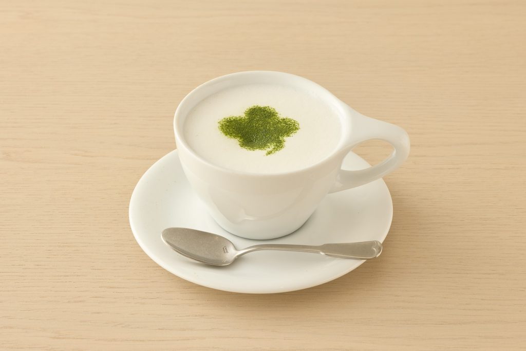 よつ葉マークの抹茶ラテ