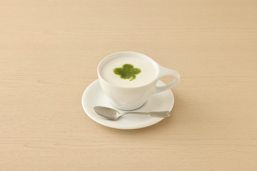 よつ葉マークの抹茶ラテ