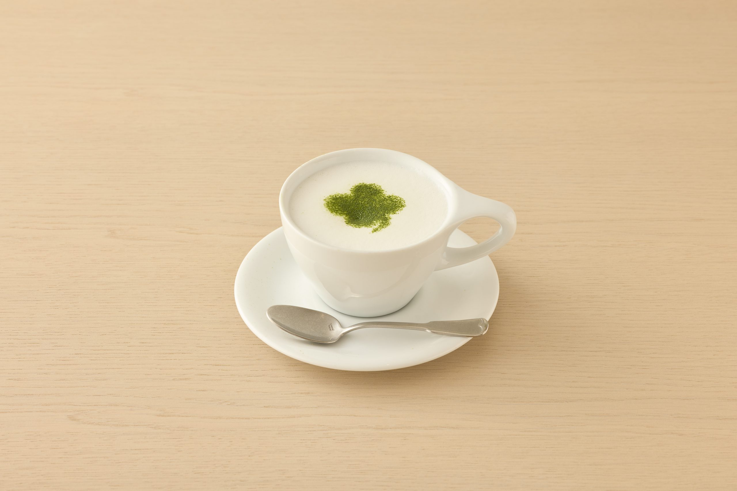 よつ葉マークの抹茶ラテ