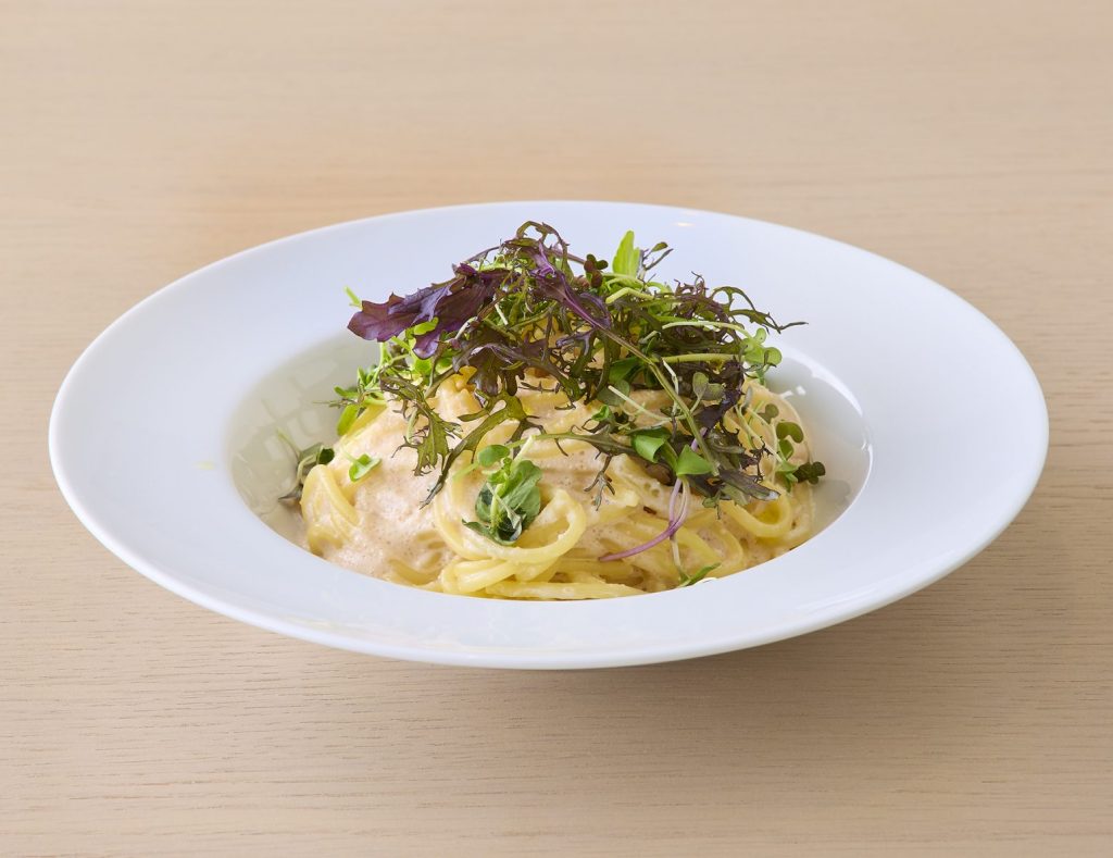 たらことマスカルポーネクリームパスタ　大葉とナッツ