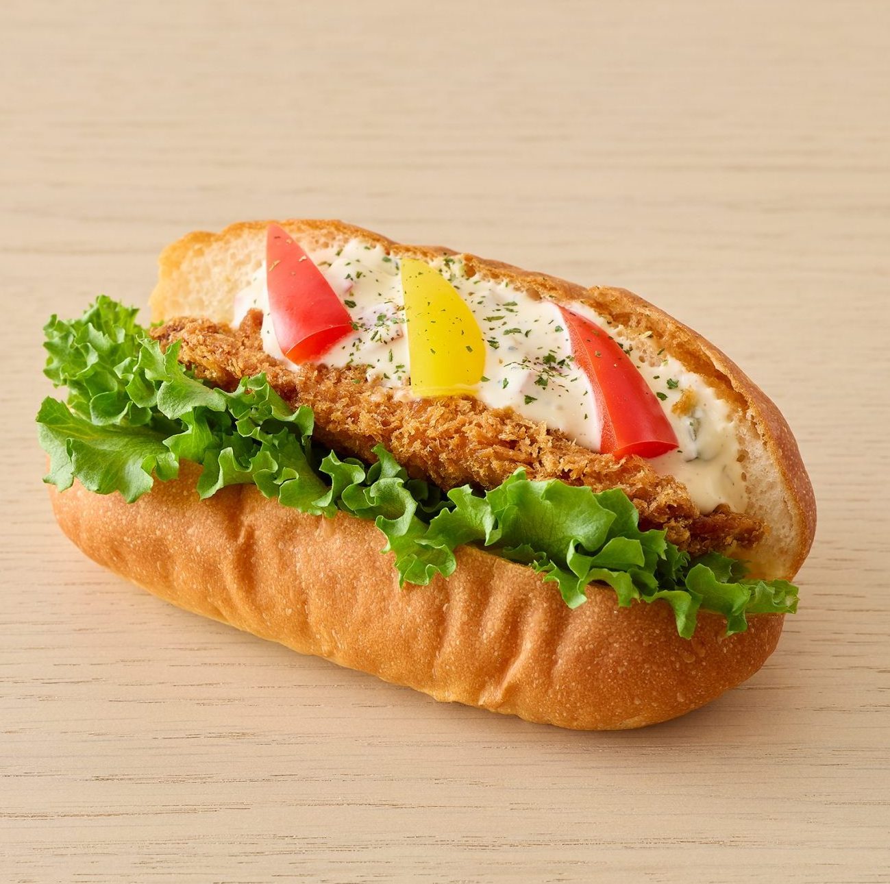 夏野菜とレモンクリームチーズタルタルのサーモンサンド